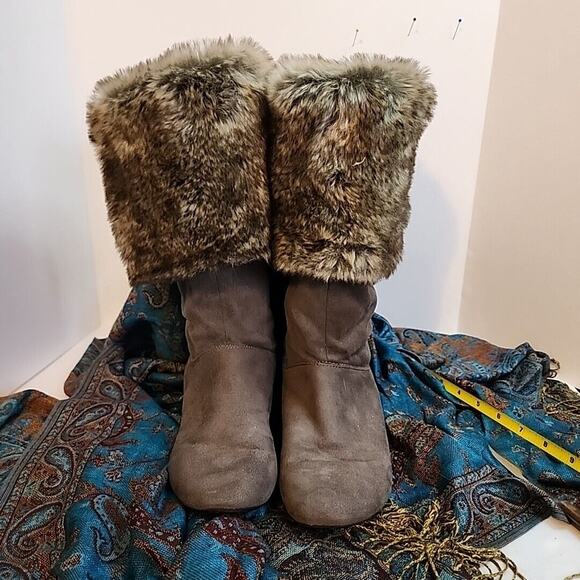 Express Gray Faux Fur Womens Boots Size 7 Man Made Material Tall - Picture 2 of 5